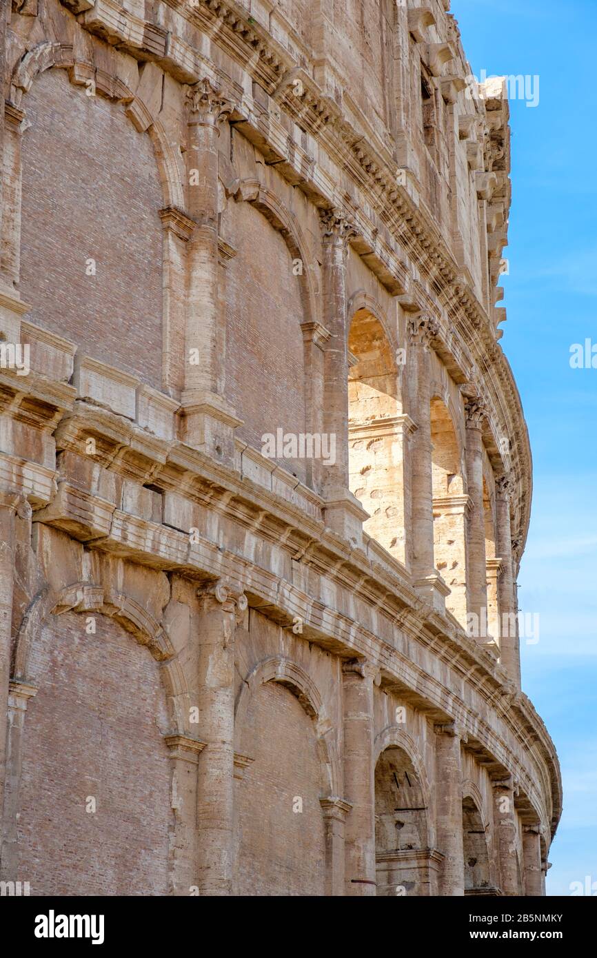 Edifici dell'antica Roma, vista esterna delle colonne del Colosseo, architettura del Colosseo, Anfiteatro Flavio, foro Romano, Roma, Italia Foto Stock