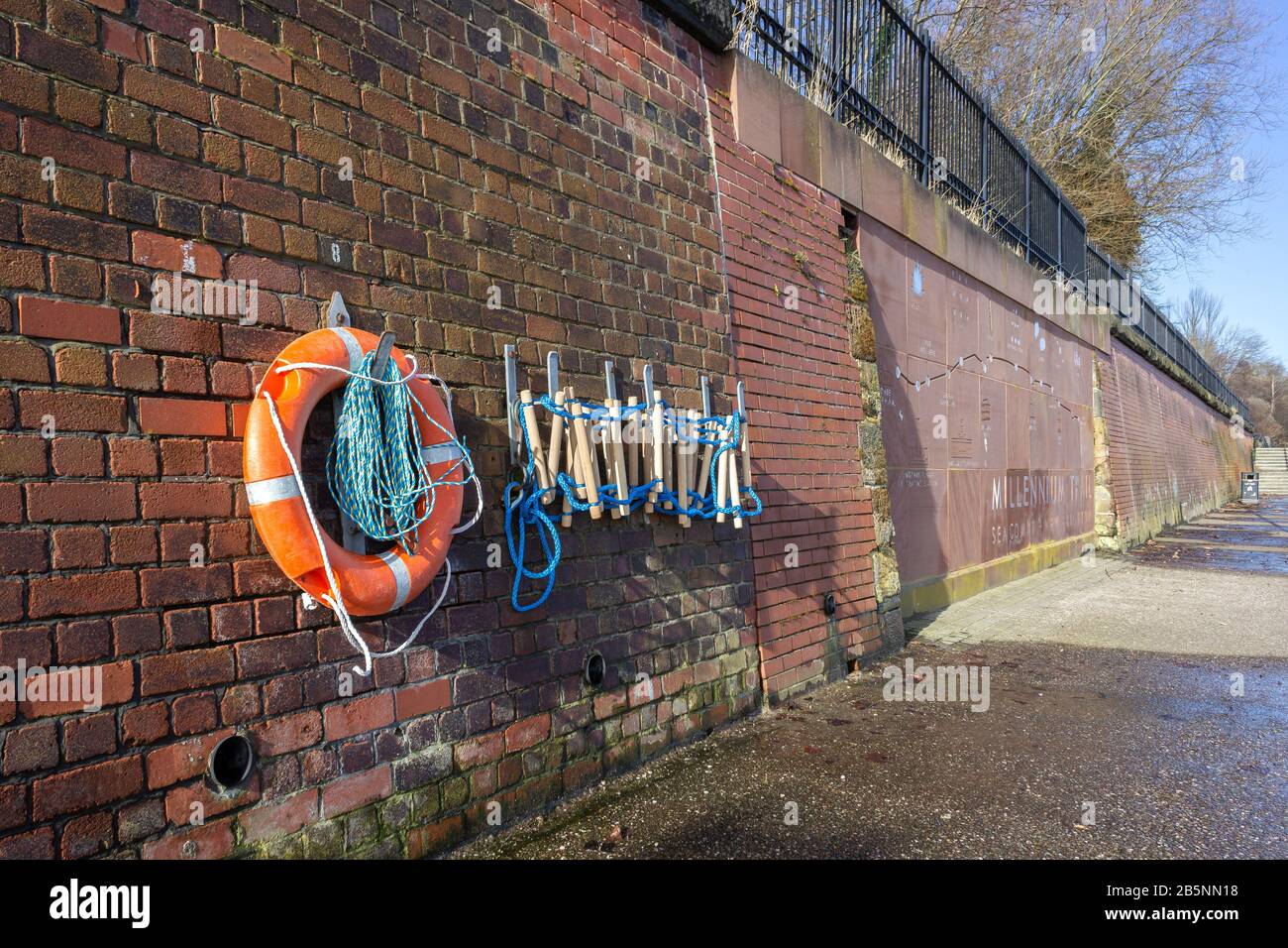 Lifebuoy e la scala della corda, Seacombe al nuovo lungomare di Brighton. Foto Stock