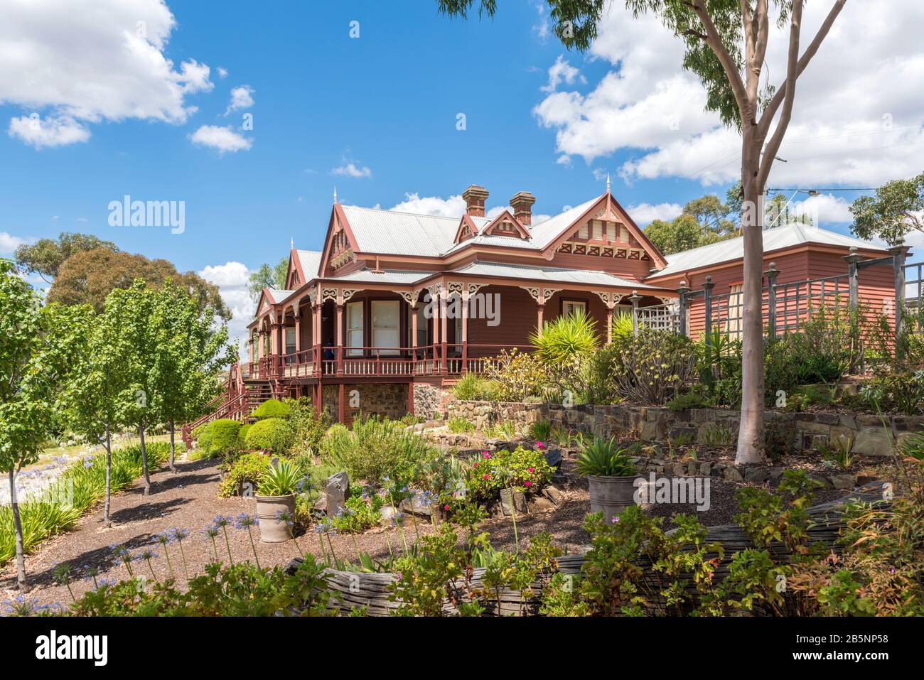 Minilya, risalente al 1900, questa casa è un superbo esempio di architettura della Federazione, 39 Adair Street, , Maldon, Victoria, Australia. Maldon è un histo Foto Stock