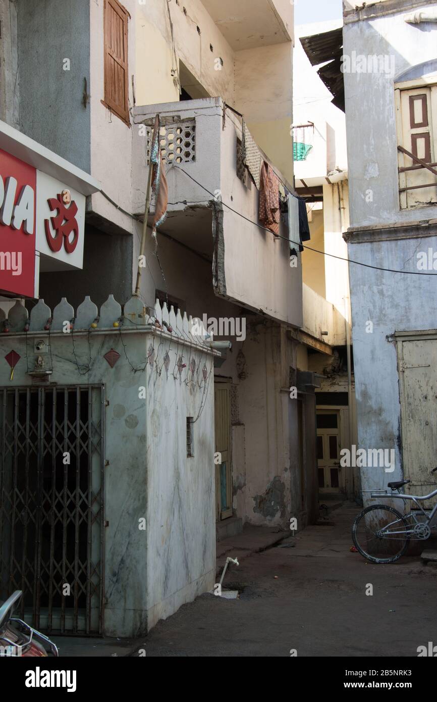 Ahmedabad / India / 11 aprile 2017: Facciata in cemento e pietra con piccolo balcone in India su una strada stretta Foto Stock