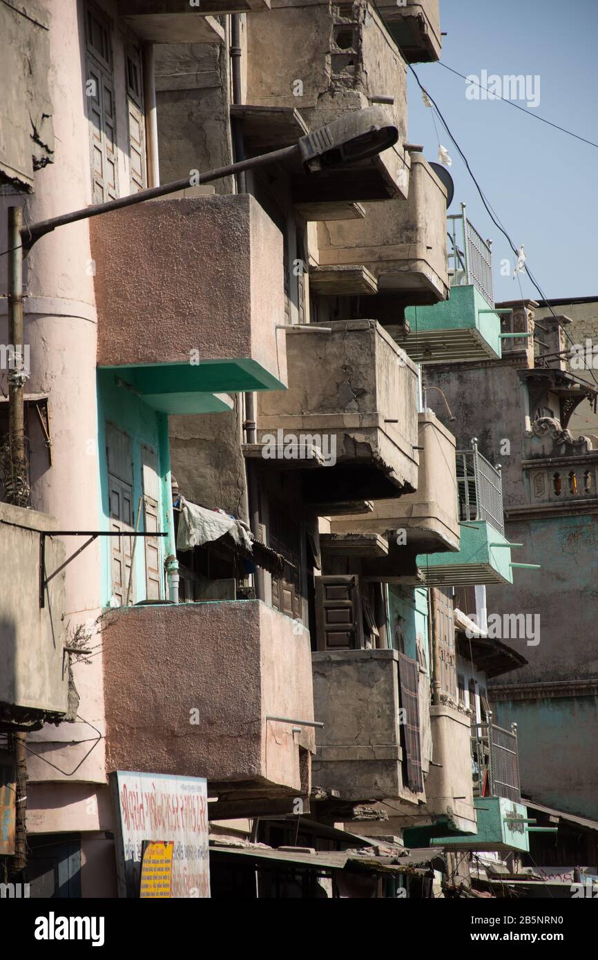 Ahmedabad / India / 11 aprile 2017: Balconi in cemento appesi su una facciata di un vecchio edificio della città Foto Stock