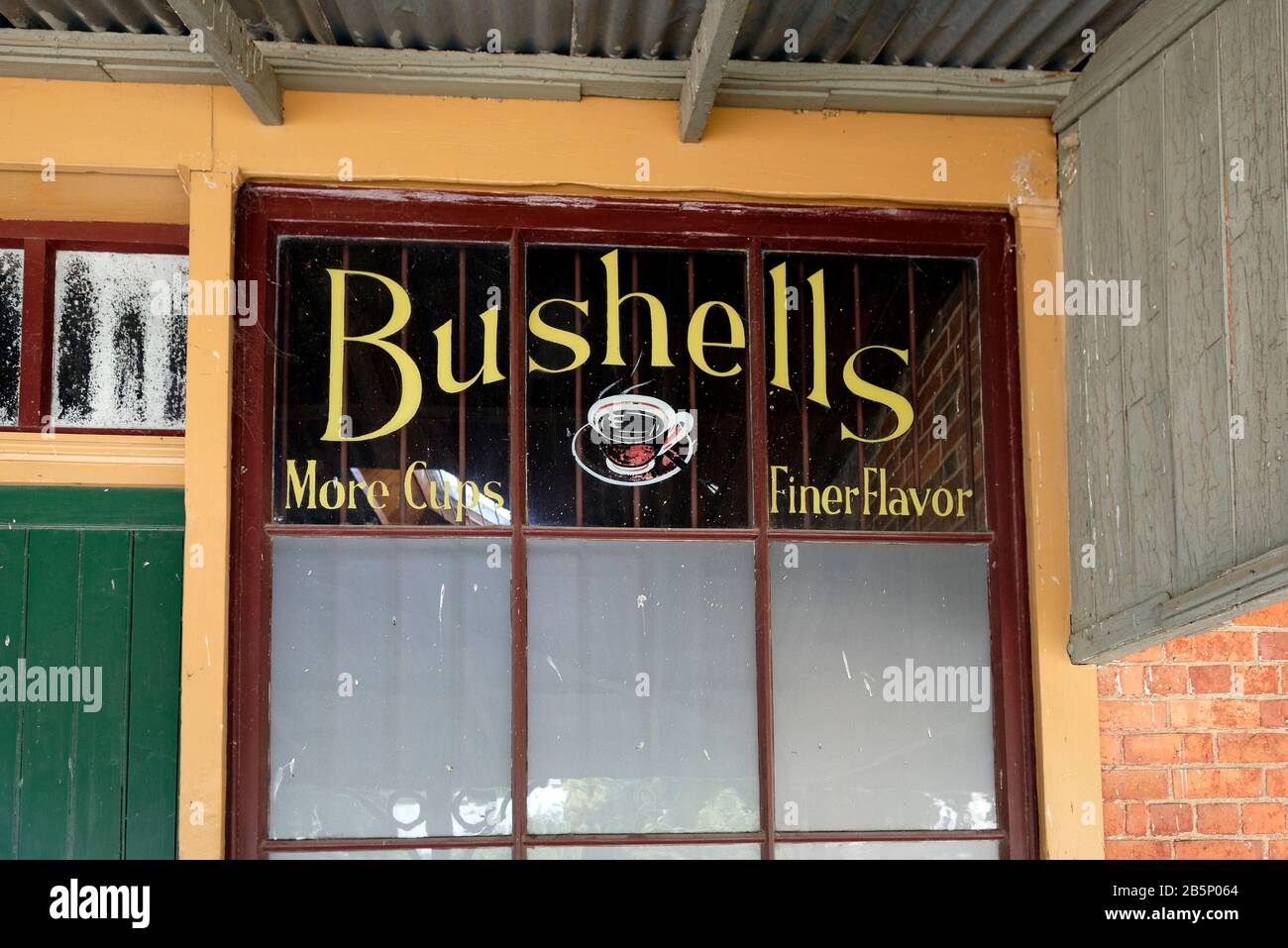 La pubblicità della finestra Bushells Store di Brook. Il negozio è stato costruito e ampliato nel 1866-1868, Maldon, Victoria, Australia. Maldon è un goldush storico Foto Stock