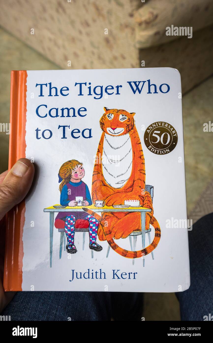 La tigre Che È Venuto al tè, un libro famoso per i bambini da autore, scrittore e illustratore Judith Kerr, 50th edizione di anniversario Foto Stock