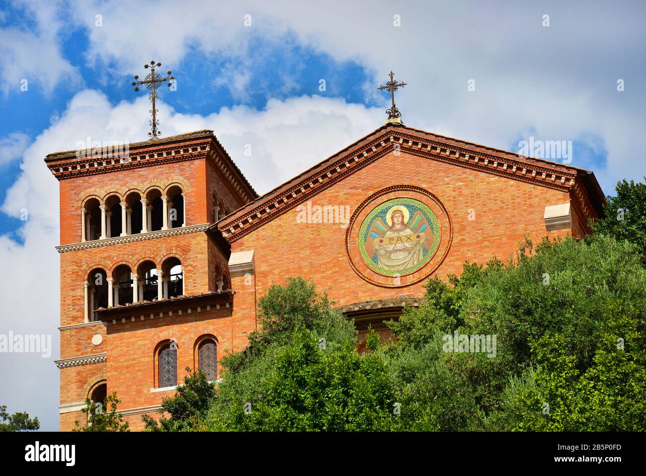 San Anselmo sull'Aventino a Roma, sede dell'Abate Primate di tutti i monaci sotto la regola di San Benedetto e anche di un famoso Ateneo Pontificio Foto Stock