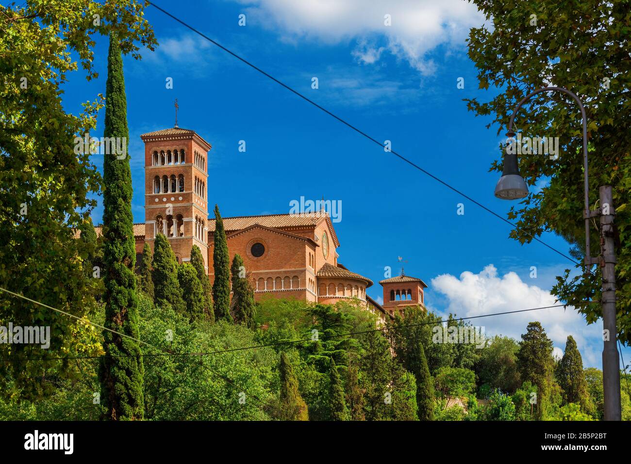 San Anselmo sull'Aventino a Roma, sede dell'Abate Primate di tutti i monaci sotto la regola di San Benedetto e anche di un famoso Ateneo Pontificio Foto Stock