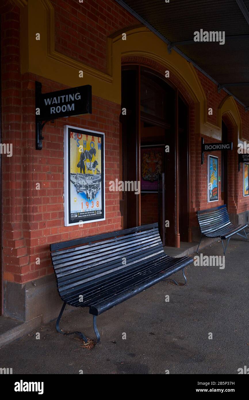 La zona d'attesa della piattaforma presso la vecchia stazione ferroviaria in mattoni rossi restaurata. A Maldon, Victoria, Australia. Foto Stock