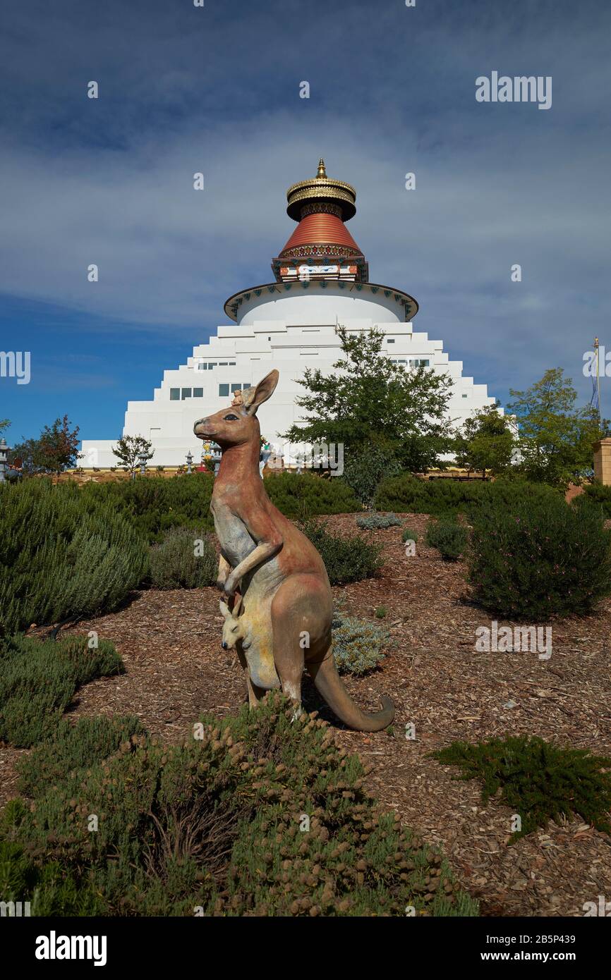 Il principale stupa buddista, ancora in costruzione, alla Compassione universale. A Bendigo, Victoria, Australia. Con una scultura di canguro. Foto Stock