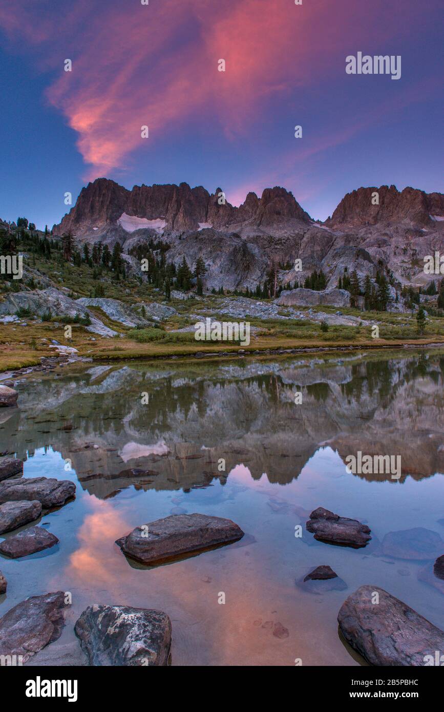 Dawn, Ediza Lake, I Minareti, Ansel Adams Wilderness, Inyo National Forest, Eastern Sierra, California Foto Stock