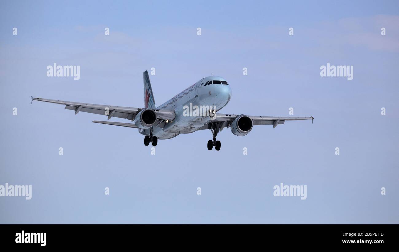 Airbus A320-211 Air Canada C-FLSU atterrando a YOW, Ottawa, Canada, 8 marzo 2020 Foto Stock