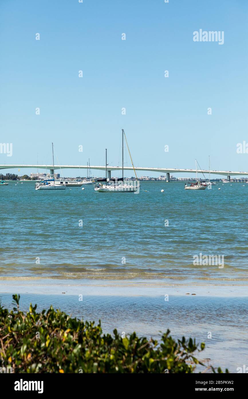 Sarasota Bay con il ponte John Ringling Causeway sullo sfondo a Sarasota, Florida Foto Stock