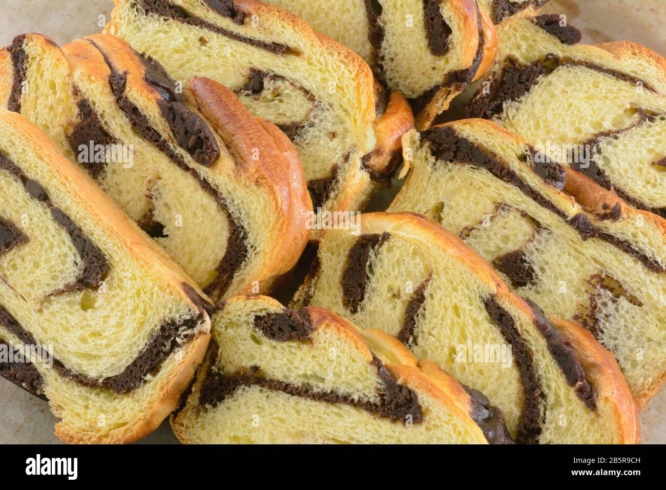 Primo piano di fette di brioche al cioccolato per la colazione pane su piatto Foto Stock