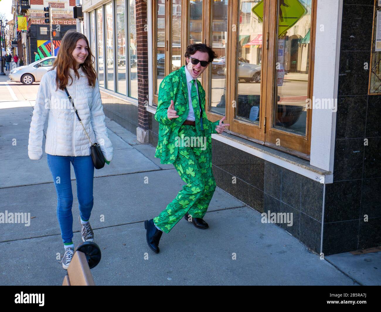 Forest Park, Illinois Usa. 8 marzo 2020. Un giovane uomo colpisce una posa indossando una tuta shamrock verde per il giorno di San Patrizio. Foto Stock