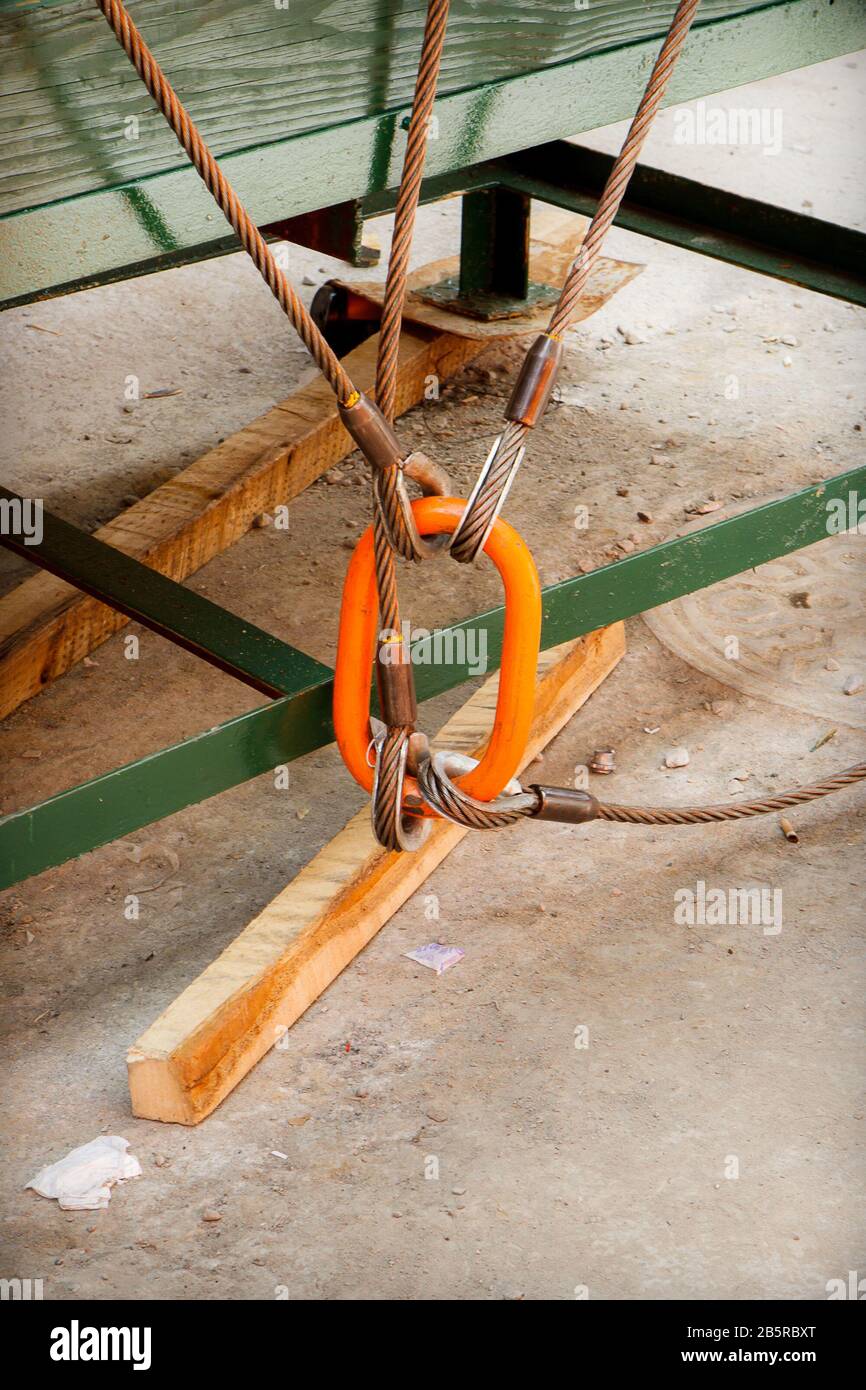 O-ring con cavi in acciaio Collegati Foto Stock