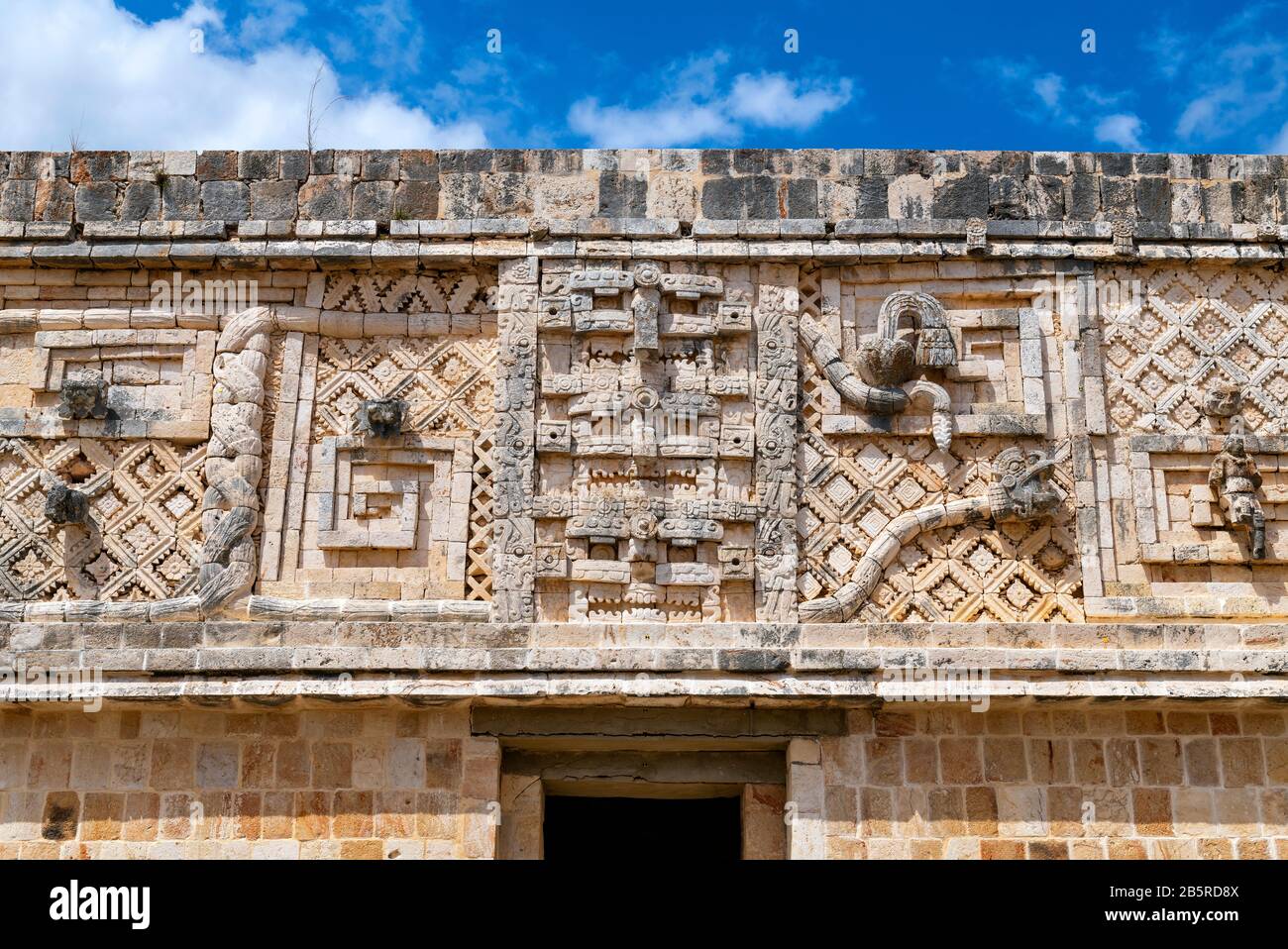 Dettaglio architettonico del Quadrangle Nunnery all'interno del sito Maya di Uxmal vicino Merida, penisola dello Yucatan, Messico. Foto Stock