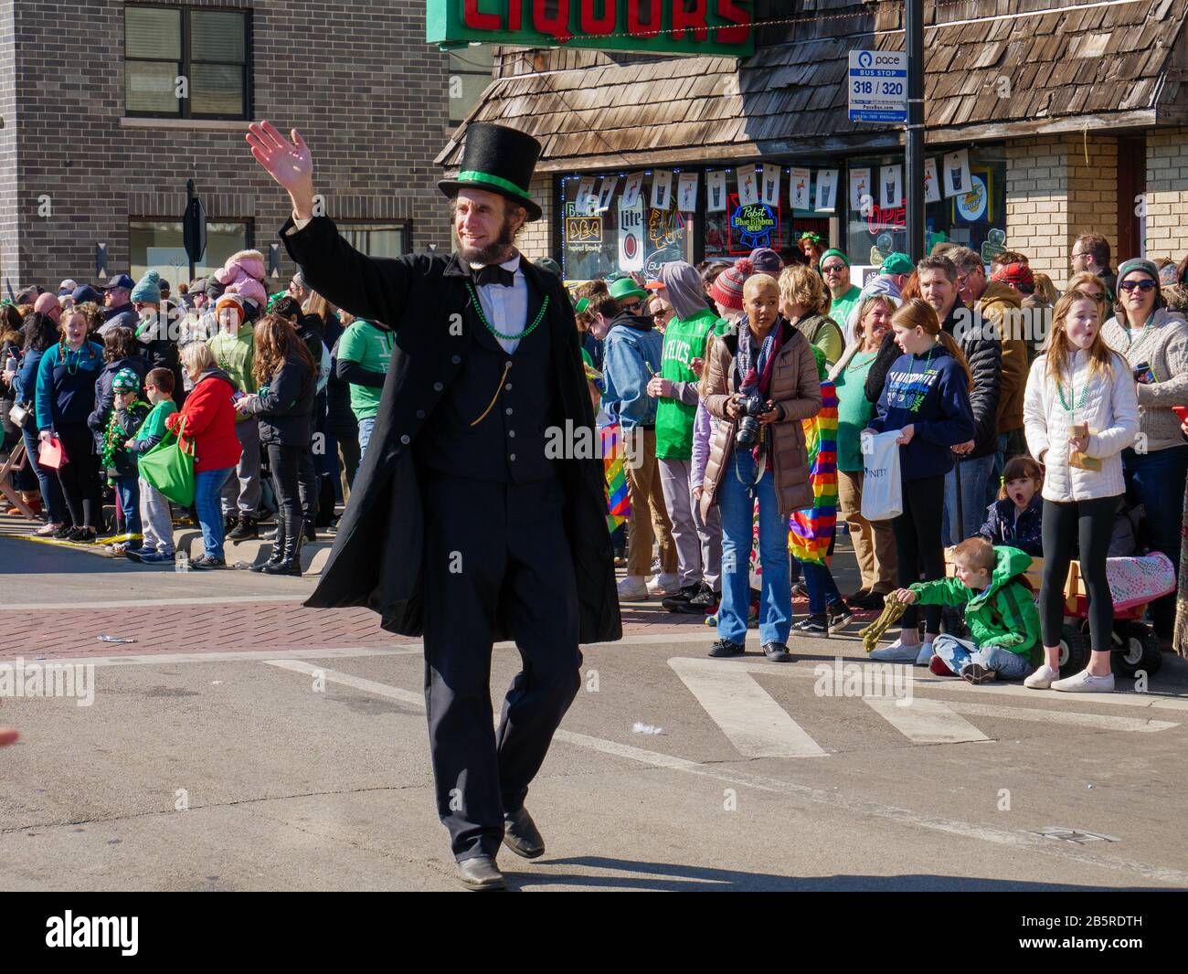 Forest Park, Illinois Stati Uniti. 8th marzo 2020. Un sosia di Abraham Lincoln Marches nell'odierna Saint Patrick's Day Parade. Foto Stock