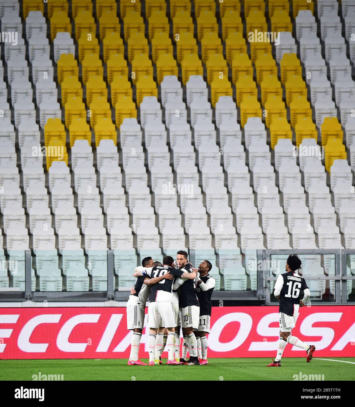 Torino, Italia. 8th Mar, 2020. I giocatori della Juventus celebrano un gol durante la serie italiana UNA partita di calcio tra la Juventus e l'Inter Milan a Torino, Italia, 8 marzo 2020. Credit: Str/Xinhua/Alamy Live News Foto Stock