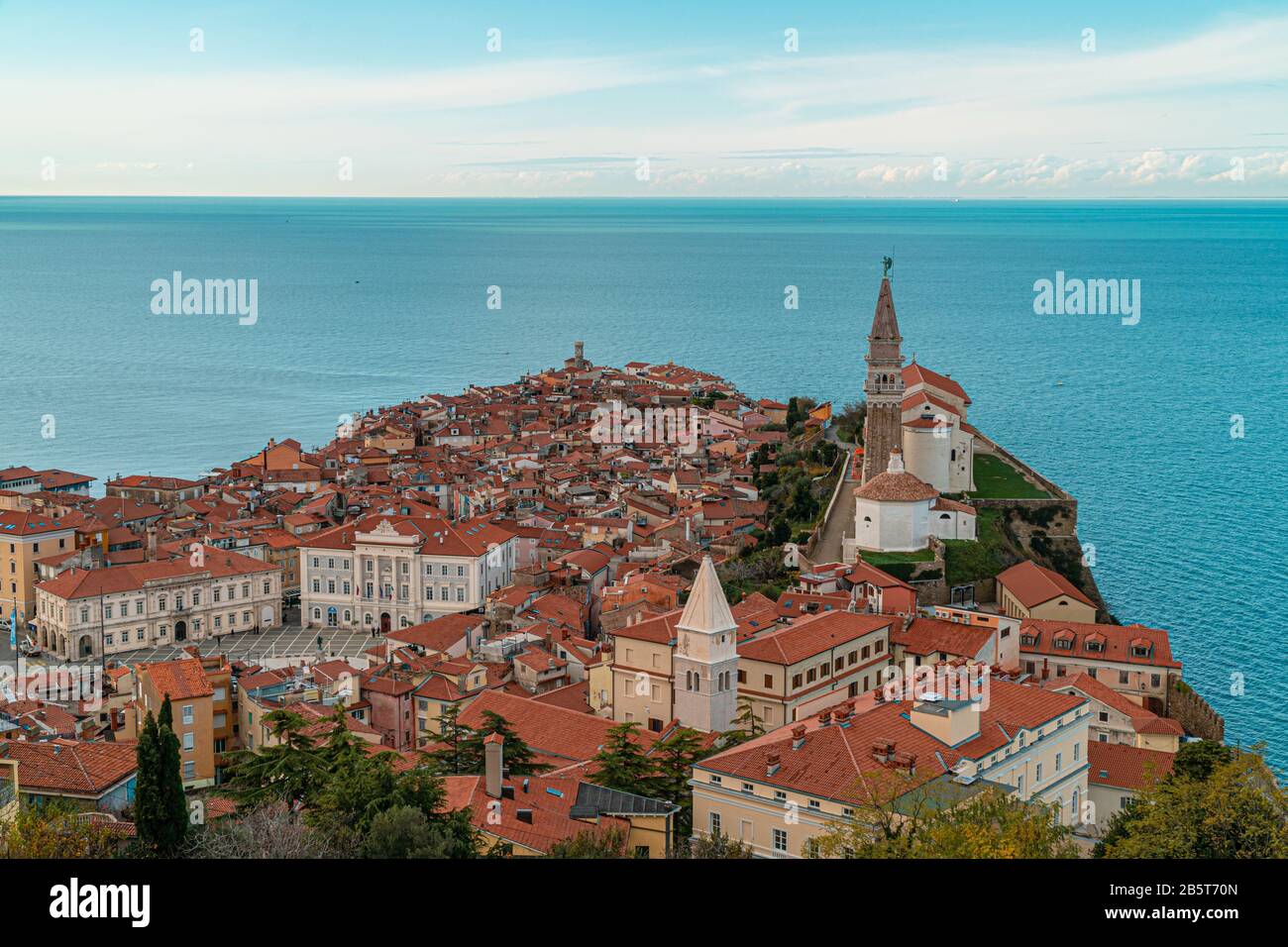 Bella città vecchia slovena Piran a fine autunno, vista aerea Foto Stock