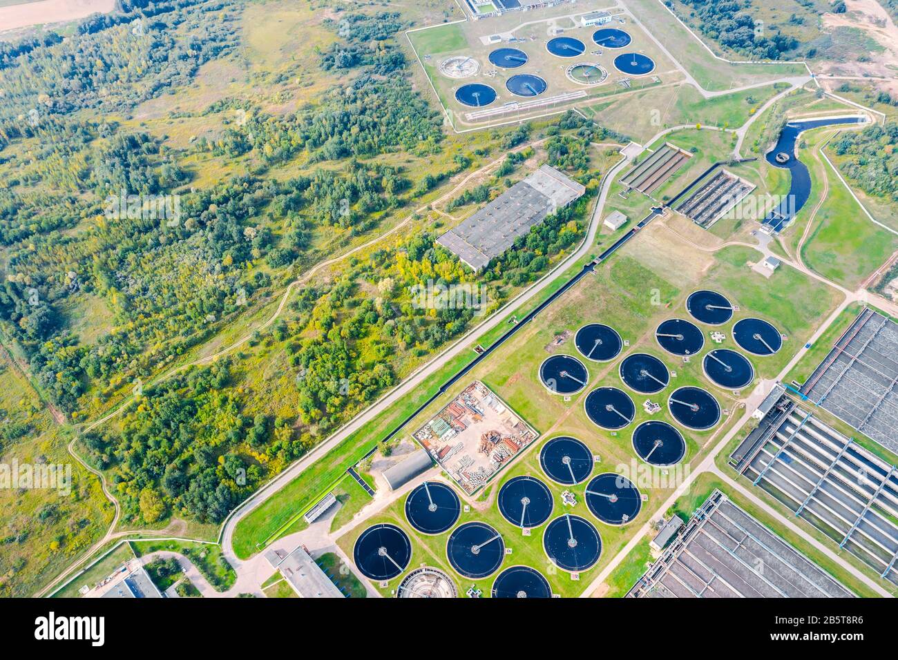 vasche di sedimentazione dell'impianto di trattamento delle acque reflue della città. foto aerea da drone volante Foto Stock