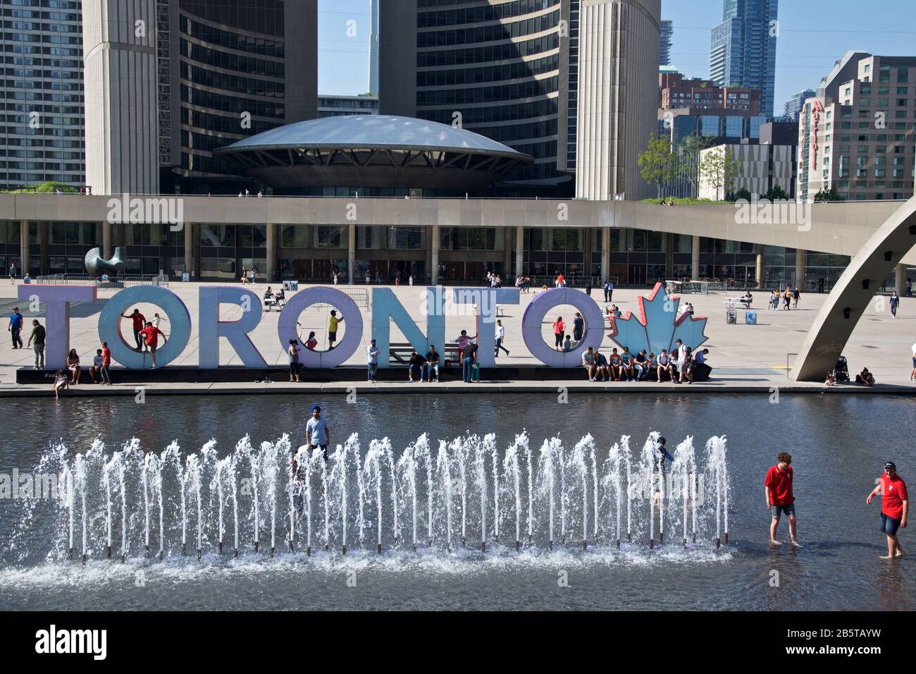 Nathan Phillips Square con l'insegna di Toronto Foto Stock