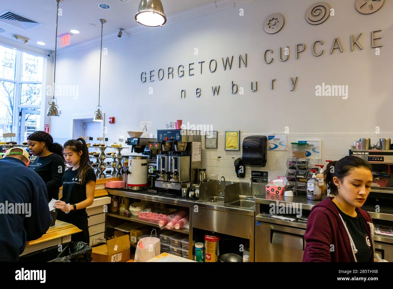 Boston ma USA - circa marzo 2020 - Georgetown Cupcakes in Boston Newbury Street Foto Stock