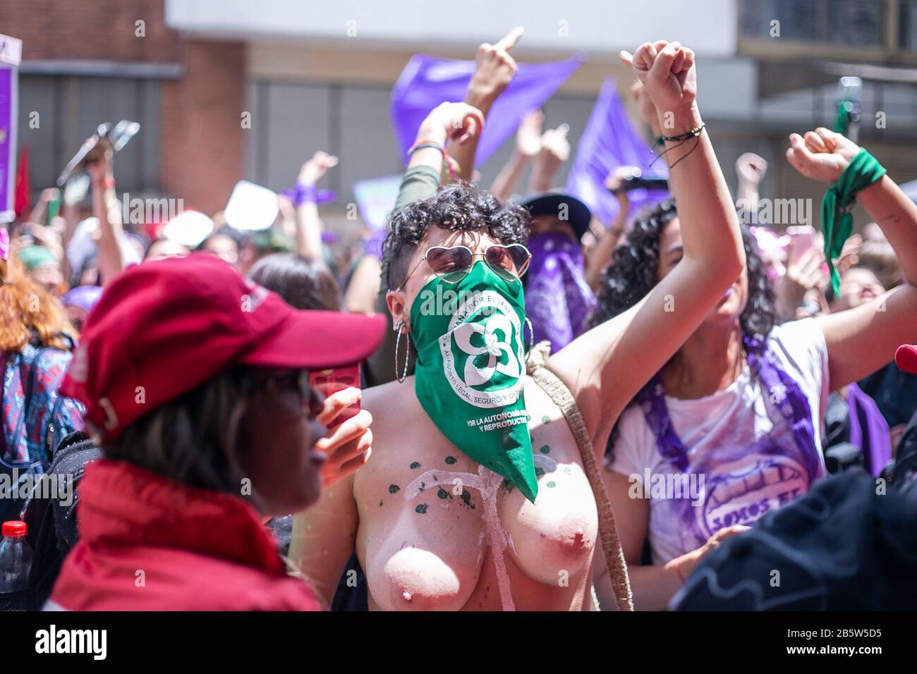 Bogotà, Colombia. 10th ottobre 2019. Le donne sostengono la celebrazione annuale della Giornata Internazionale della Donna nella città di Bogotà credito: Daniel Garzon Herazo/ZUMA Wire/Alamy Live News Foto Stock