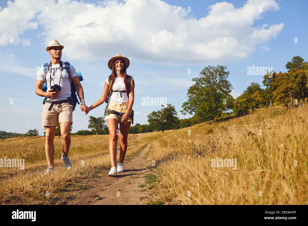 Coppia viaggiatori con zaino in escursione in natura Foto Stock