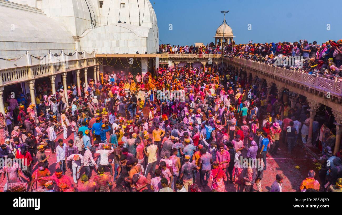 Mathura holi festival. Gente che celebra holi con i colori. Foto Stock