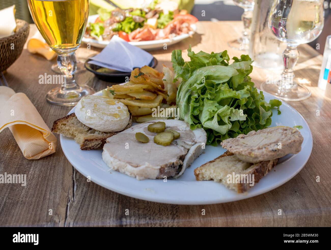 Il Foie gras su piastra bianca in La Roque-Gageac, Dordogne , France Foto Stock