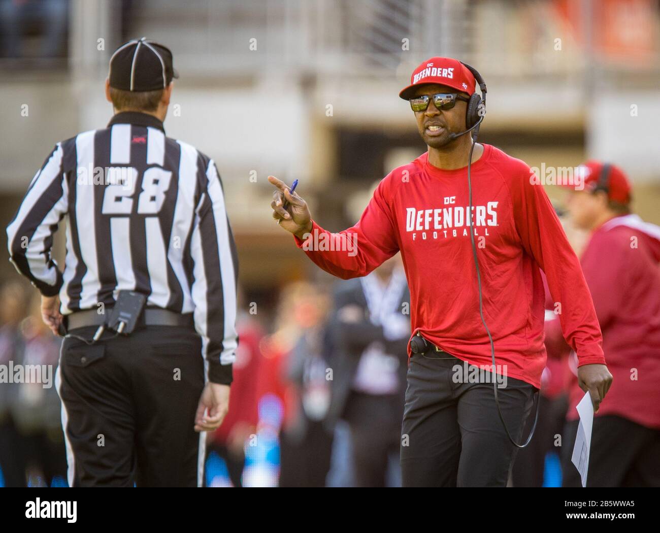 8 marzo 2020: Il capo allenatore della DC Defenders Pep Hamilton conversa con l'arbitro Kevin Scott (28) durante il gioco tra i DC Defenders e i St. Louis Battlehawks tenuti in Audi Field a Washington, DC. Cory Royster/Cal Sport Media Foto Stock