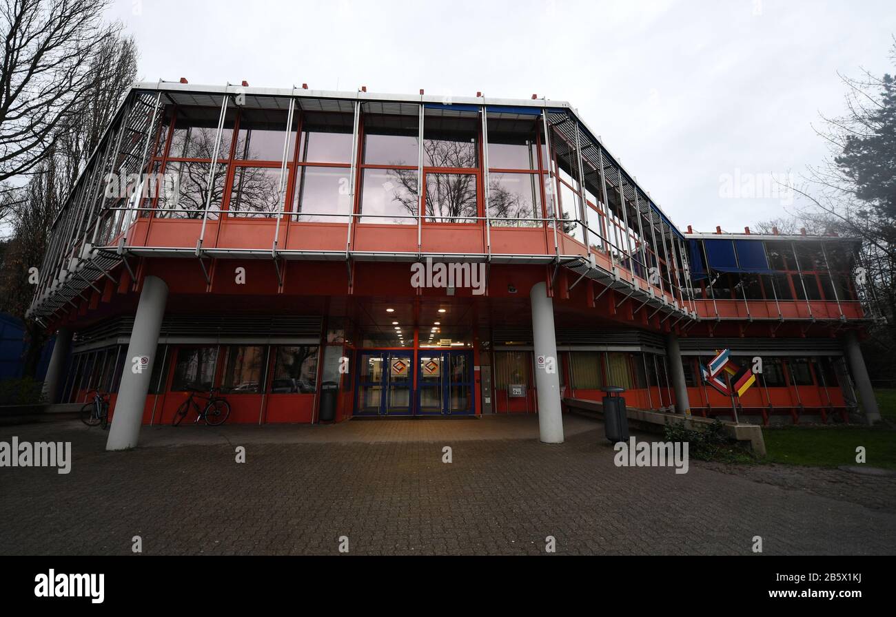 Friburgo, Germania. 09th Mar, 2020. La scuola superiore franco-tedesca. La scuola è stata chiusa per le prossime due settimane per limitare la diffusione del virus corona. La scuola di Friburgo è frequentata da studenti provenienti dalla Germania e dalla Francia. Credito: Patrick Seeger/Dpa/Alamy Live News Foto Stock