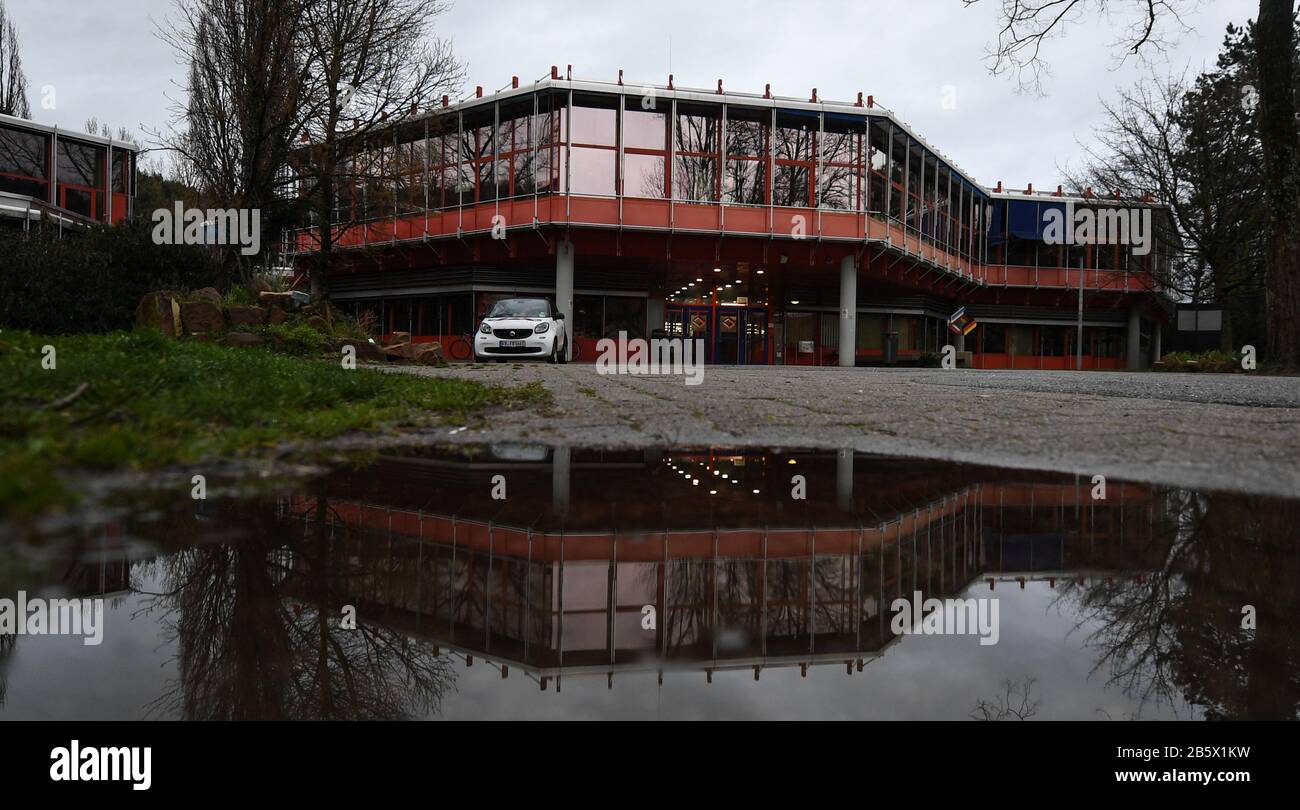 Friburgo, Germania. 09th Mar, 2020. La scuola superiore franco-tedesca. La scuola è stata chiusa per le prossime due settimane per limitare la diffusione del virus corona. La scuola di Friburgo è frequentata da studenti provenienti dalla Germania e dalla Francia. Credito: Patrick Seeger/Dpa/Alamy Live News Foto Stock
