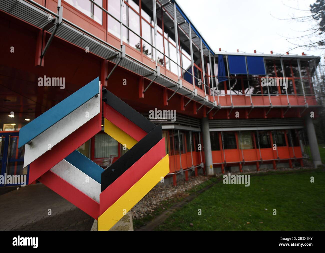 Friburgo, Germania. 09th Mar, 2020. La scuola superiore franco-tedesca. La scuola è stata chiusa per le prossime due settimane per limitare la diffusione del virus corona. La scuola di Friburgo è frequentata da studenti provenienti dalla Germania e dalla Francia. Credito: Patrick Seeger/Dpa/Alamy Live News Foto Stock