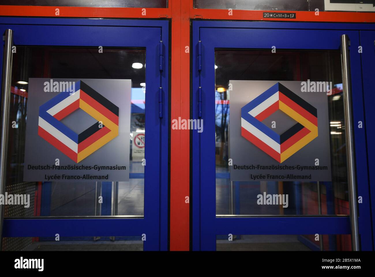 Friburgo, Germania. 09th Mar, 2020. La scuola superiore franco-tedesca. La scuola è stata chiusa per le prossime due settimane per limitare la diffusione del virus corona. La scuola di Friburgo è frequentata da studenti provenienti dalla Germania e dalla Francia. Credito: Patrick Seeger/Dpa/Alamy Live News Foto Stock
