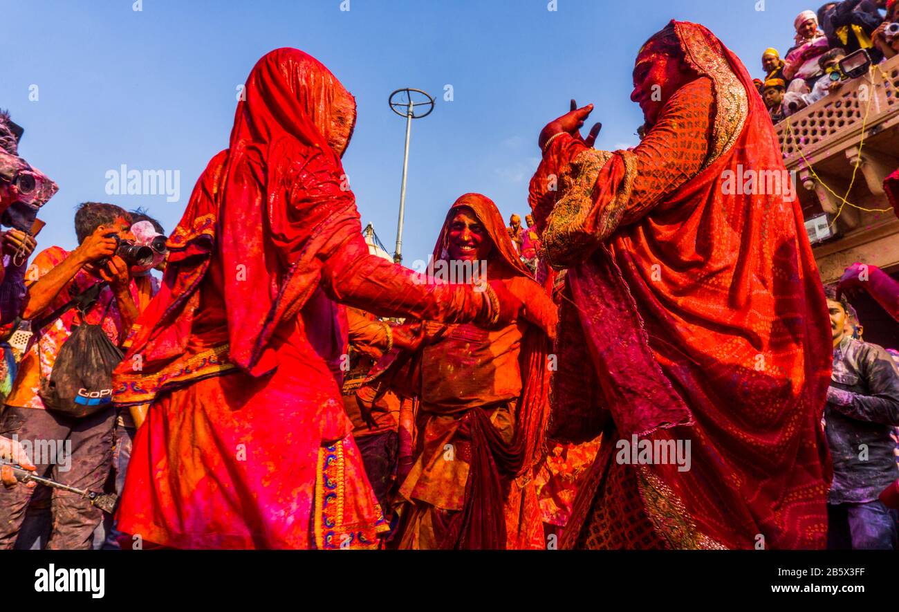 Transgender holi nel festival Mathura holi. Persone che ballano e giocano holi Foto Stock