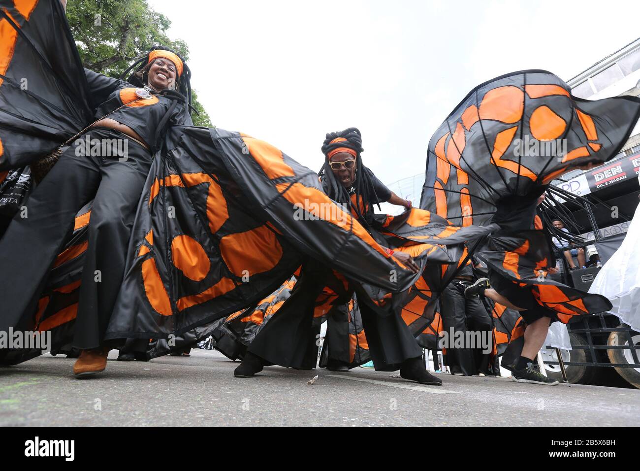 Port OF SPAIN, TRINIDAD - FEB 25: Masqueraders nella band Mas Pieta progettato da Peter Mindar e prodotto da Kinetic Mas eseguire per i giudici durante Foto Stock