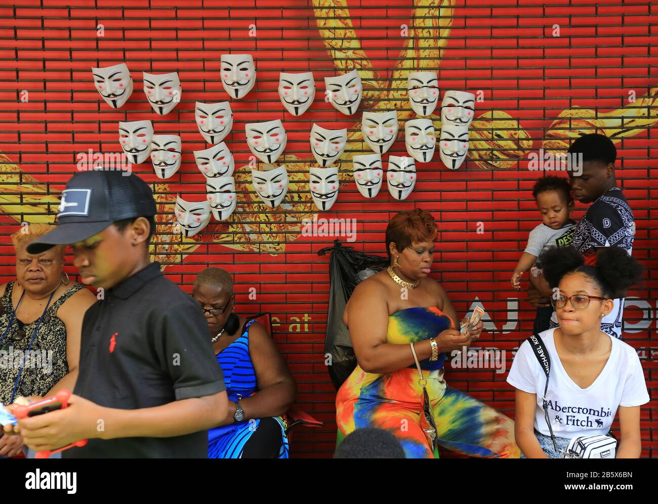 Spettatori su Frederick Street alla Junior Carnival Parade. Foto Stock