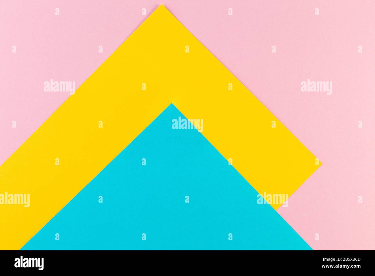 Concetto minimo di sfondo geometrico. Carta multicolore. Layout creativo piatto con spazio di copia. Foto Stock