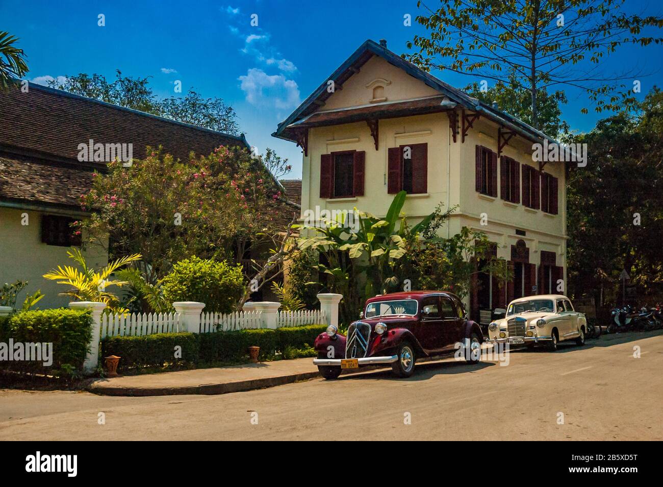 1952 Citroen e 1956 Mercedes-Benz parcheggiata fuori il 3 Nagas hotel a Luang Prabang vecchia, Laos. Foto Stock