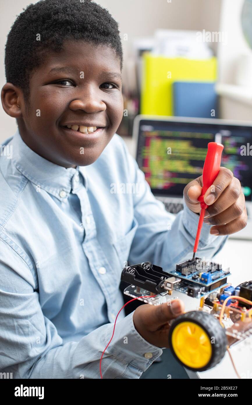 Ritratto Della Pupilla Maschile Della Scuola Superiore Costruzione Di Automobile Robot Nella Lezione Di Scienza Foto Stock