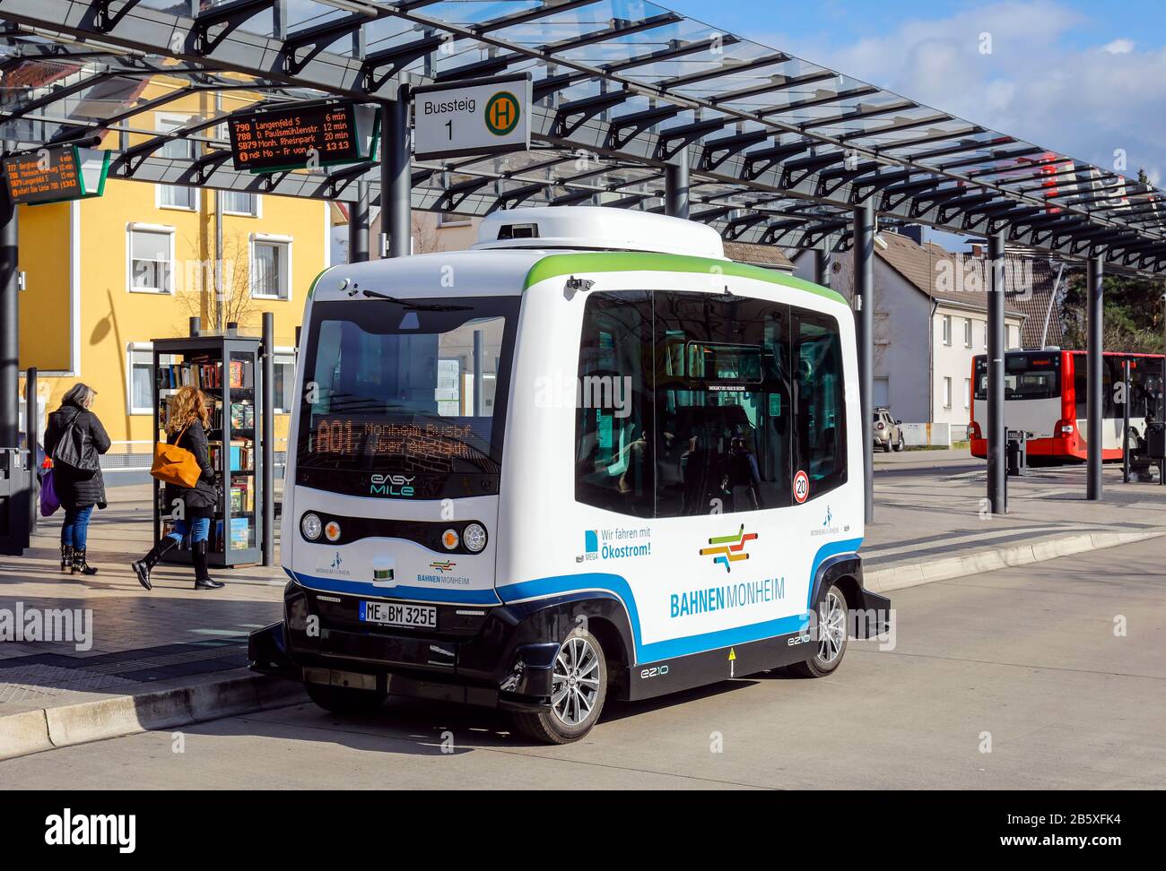 Monheim am Rhein, Renania Settentrionale-Vestfalia, Germania - Autonomous Driving Electric Buses in servizio regolare, modello EZ10 della società EasyMile, qui a. Foto Stock