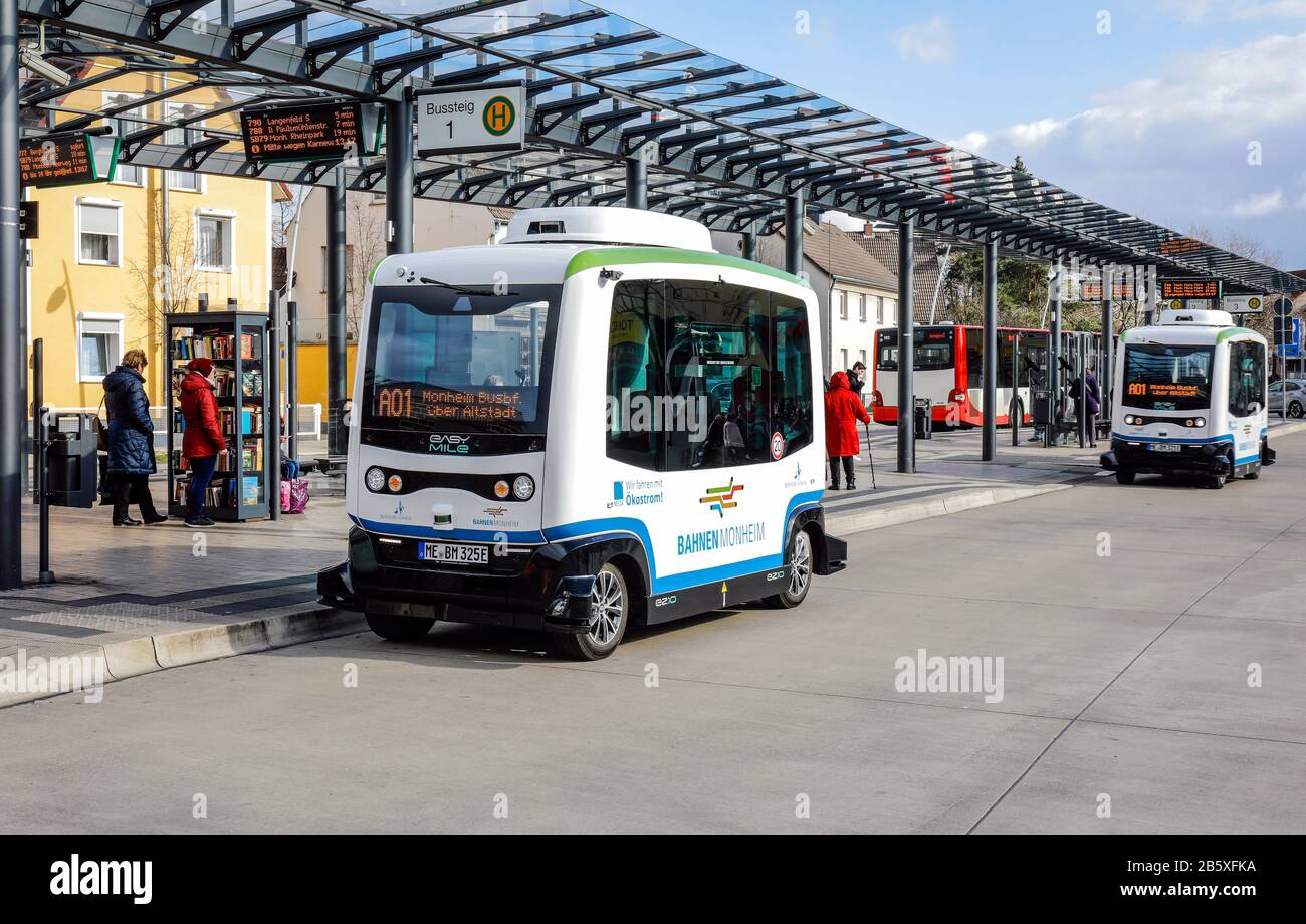 Monheim am Rhein, Renania Settentrionale-Vestfalia, Germania - Autonomous Driving Electric Buses in servizio regolare, modello EZ10 della società EasyMile, qui a. Foto Stock