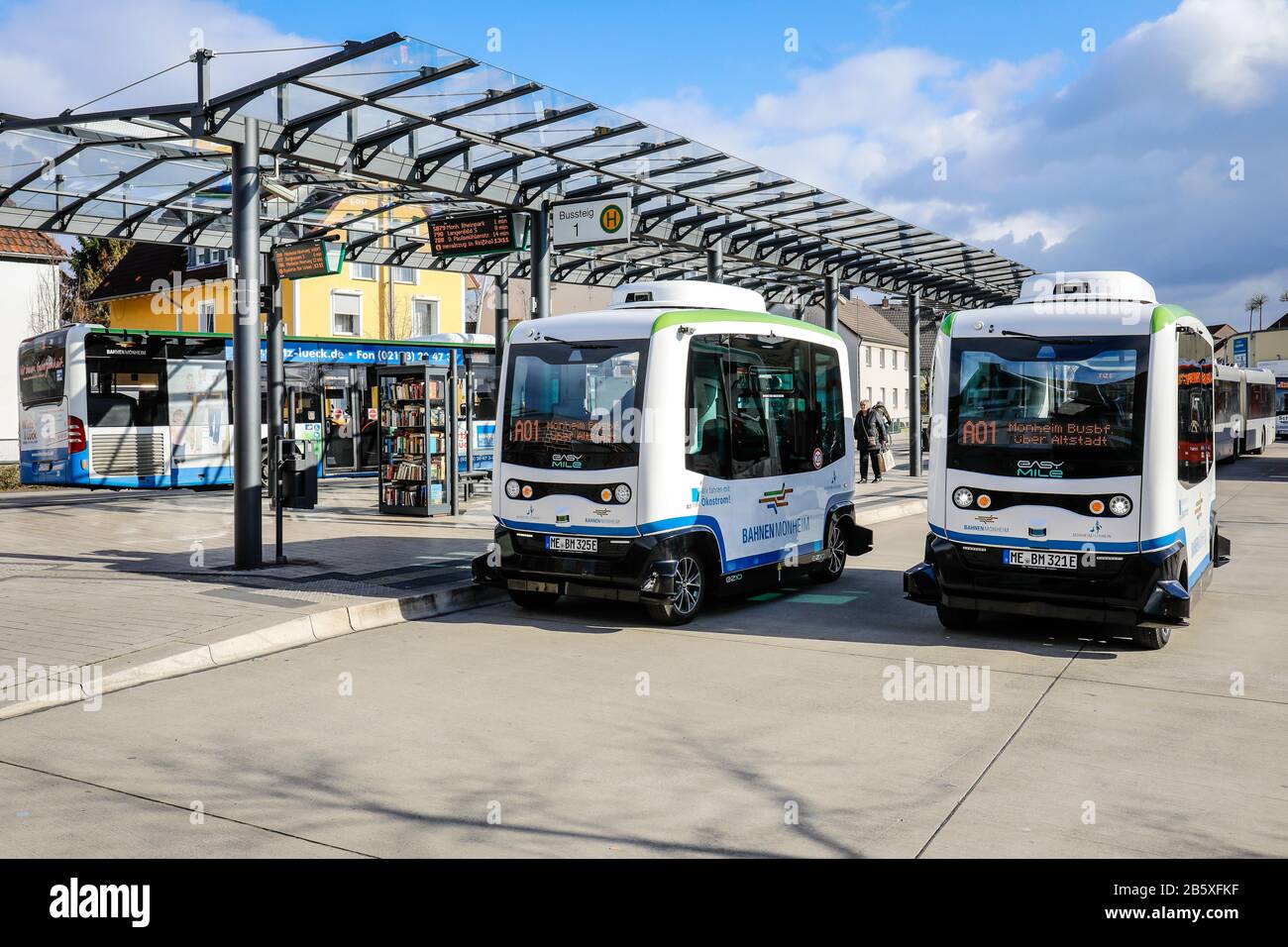 Monheim am Rhein, Renania Settentrionale-Vestfalia, Germania - Autonomous Driving Electric Buses in servizio regolare, modello EZ10 della società EasyMile, qui a. Foto Stock