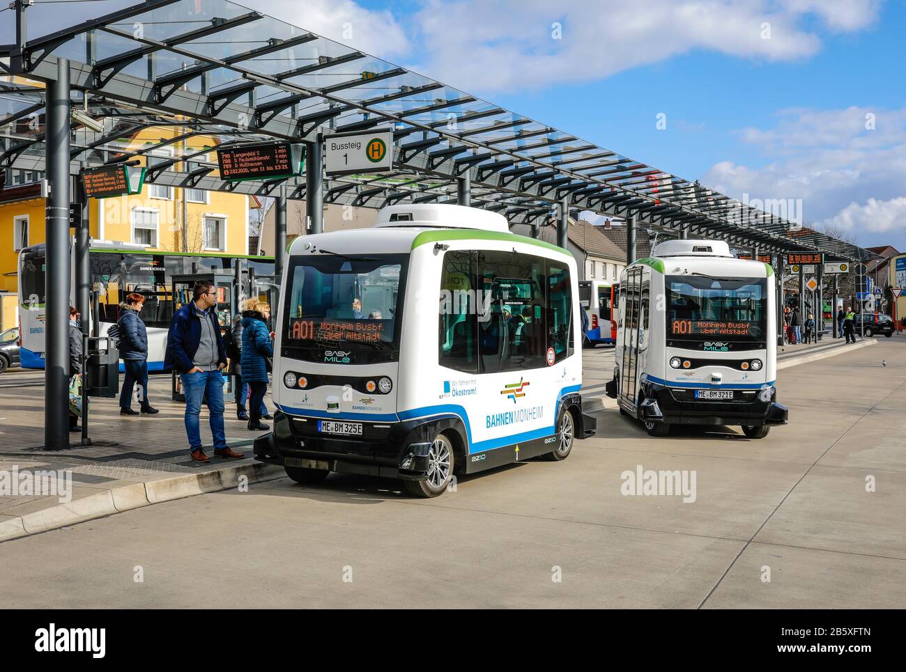Monheim am Rhein, Renania Settentrionale-Vestfalia, Germania - Autonomous Driving Electric Buses in servizio regolare, modello EZ10 della società EasyMile, qui a. Foto Stock
