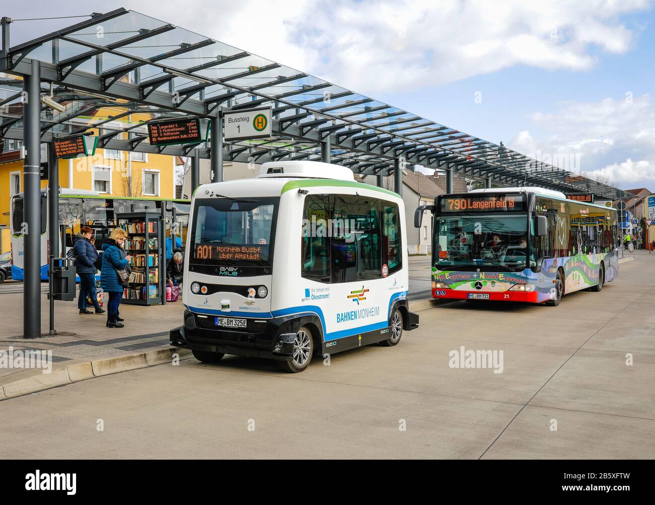 Monheim am Rhein, Renania Settentrionale-Vestfalia, Germania - Autonomous Driving Electric Buses in servizio regolare, modello EZ10 della società EasyMile, qui a. Foto Stock