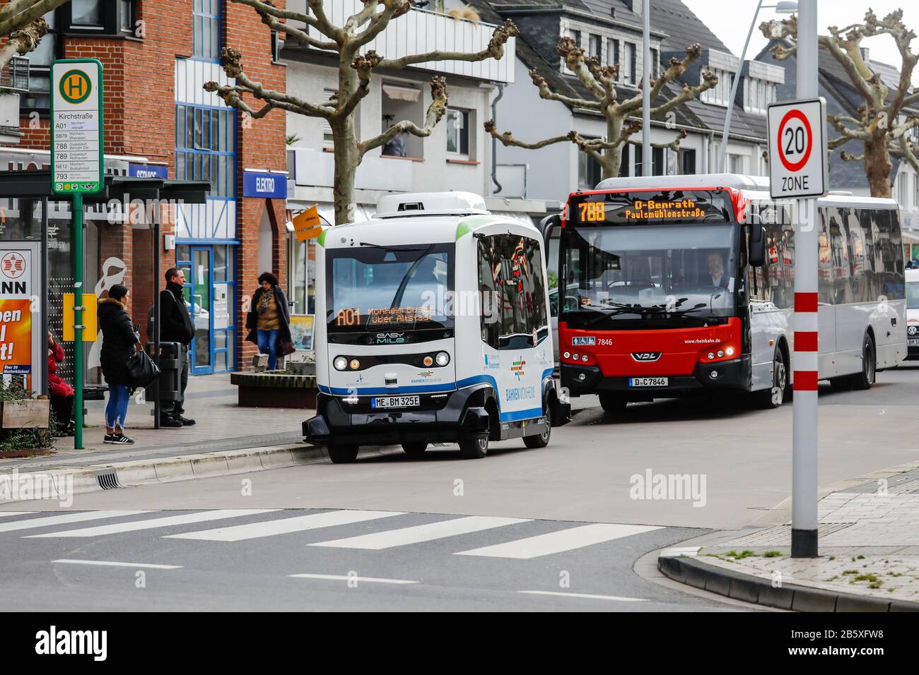 Monheim am Rhein, Renania Settentrionale-Vestfalia, Germania - Guida Autonoma autobus elettrici in servizio regolare, modello EZ10 della società EasyMile. Monhei Foto Stock