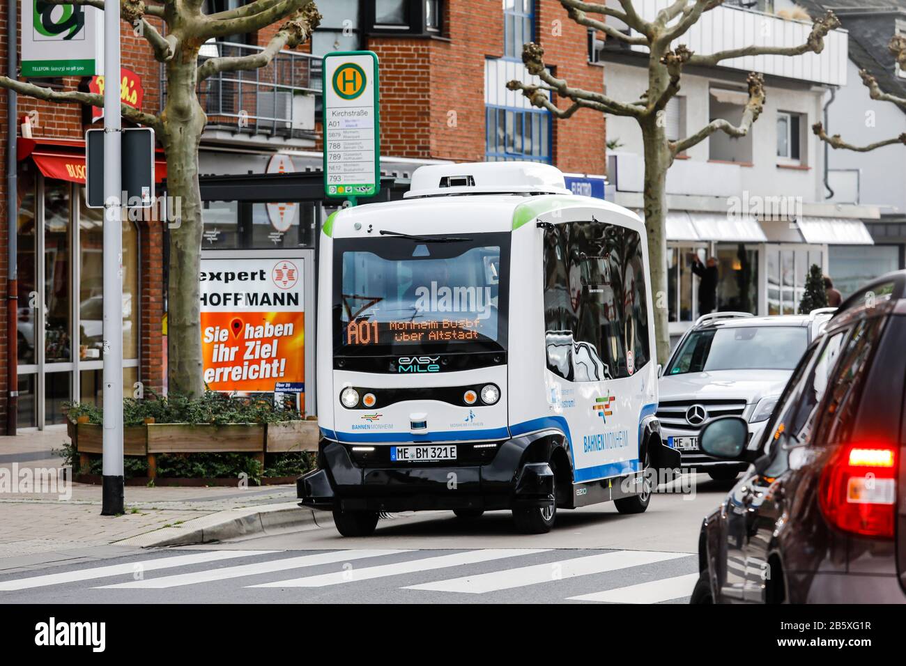 Monheim am Rhein, Renania Settentrionale-Vestfalia, Germania - Guida Autonoma autobus elettrici in servizio regolare, modello EZ10 della società EasyMile. Monhei Foto Stock