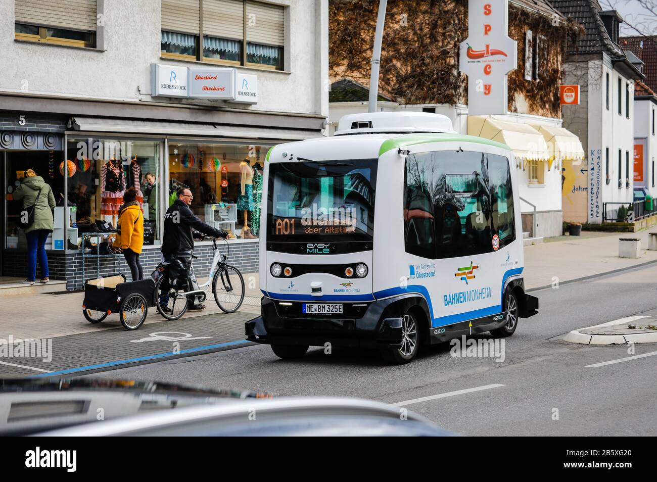 Monheim am Rhein, Renania Settentrionale-Vestfalia, Germania - Guida Autonoma autobus elettrici in servizio regolare, modello EZ10 della società EasyMile. Monhei Foto Stock