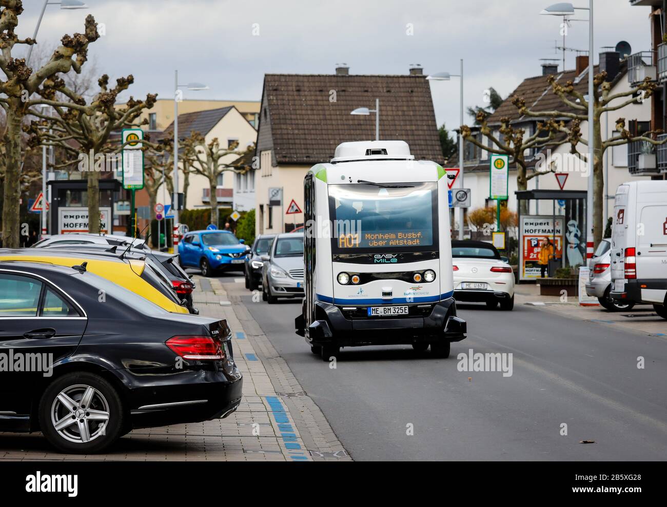 Monheim am Rhein, Renania Settentrionale-Vestfalia, Germania - Guida Autonoma autobus elettrici in servizio regolare, modello EZ10 della società EasyMile. Monhei Foto Stock