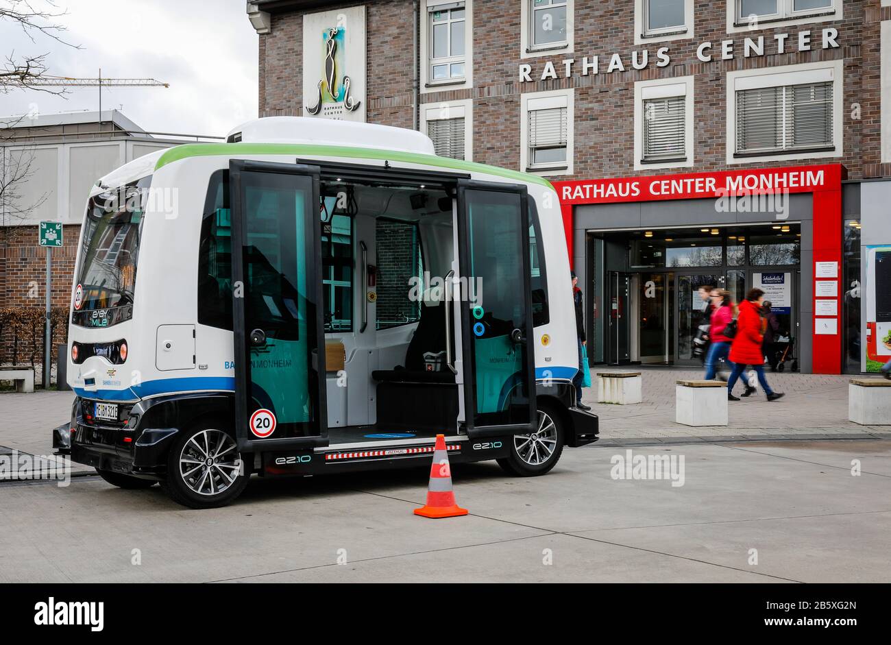 Monheim am Rhein, Renania Settentrionale-Vestfalia, Germania - Autonomous Driving Electric Buses in servizio regolare, modello EZ10 della società EasyMile, qui a. Foto Stock