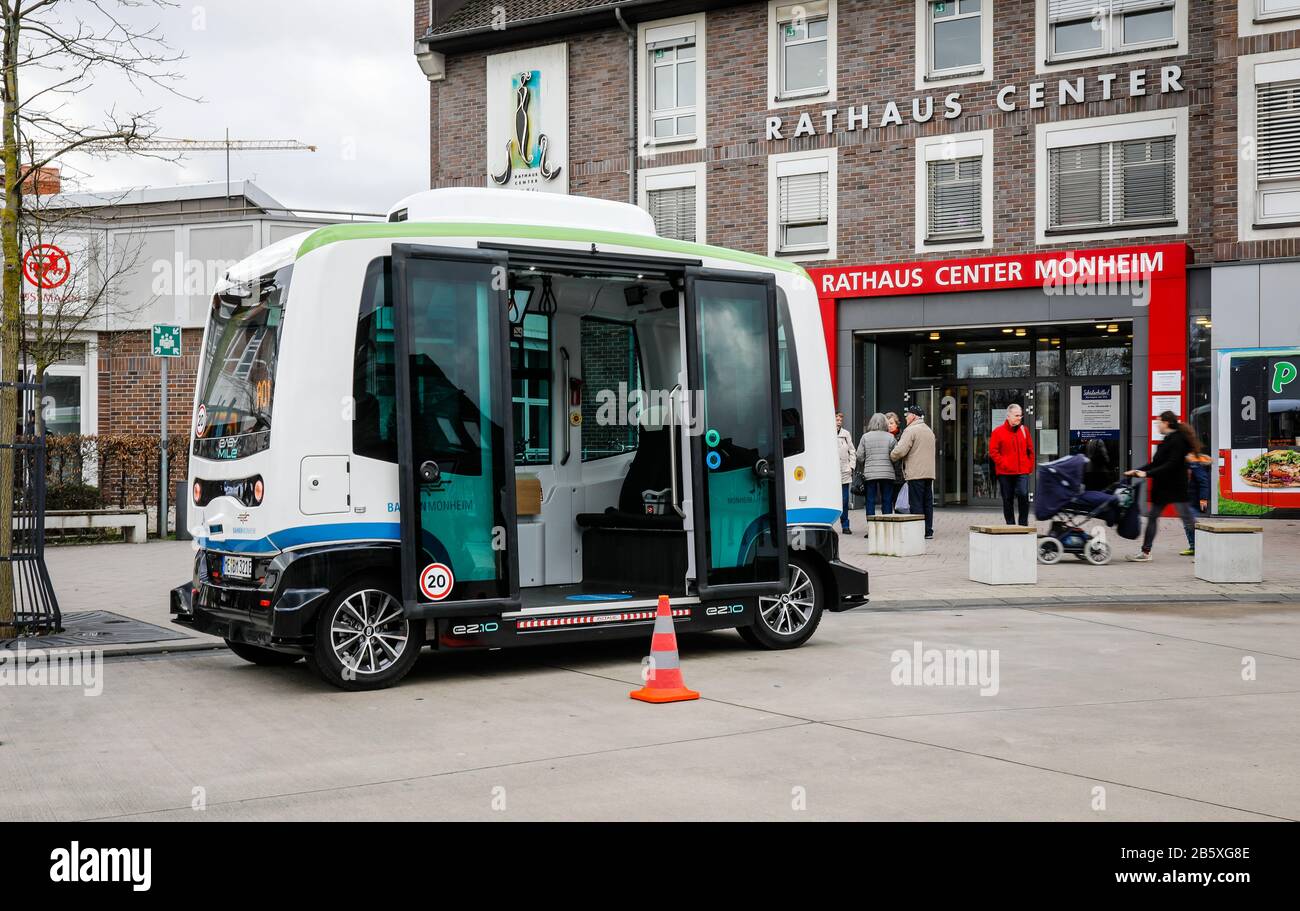 Monheim am Rhein, Renania Settentrionale-Vestfalia, Germania - Autonomous Driving Electric Buses in servizio regolare, modello EZ10 della società EasyMile, qui a. Foto Stock